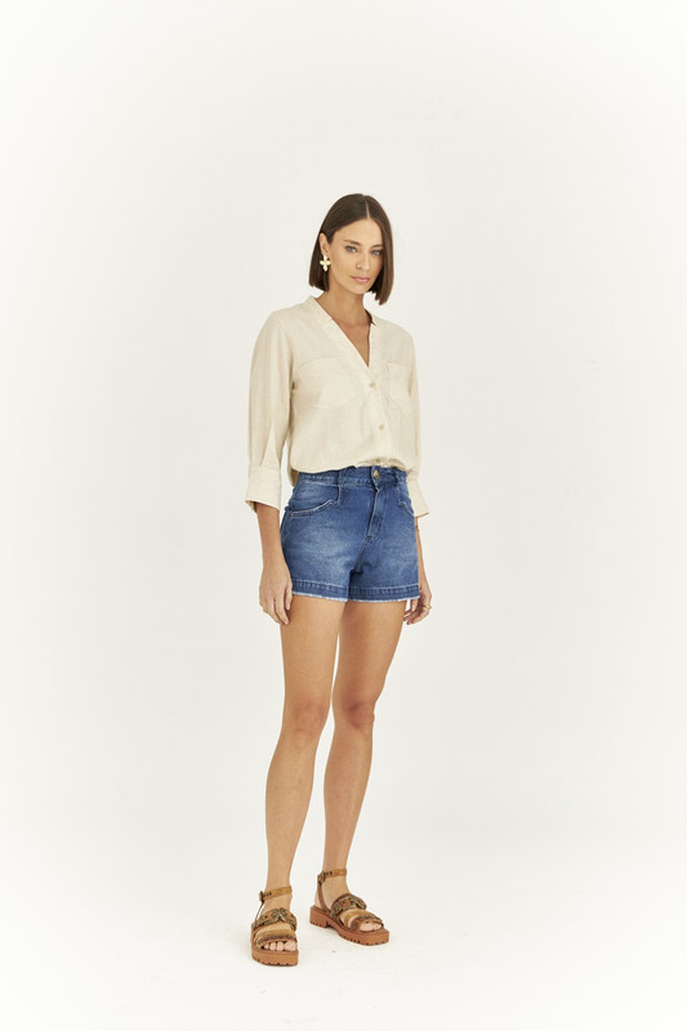 SHORT JEANS CURTO C/ FENDA LATERAL E BARRA LARGA