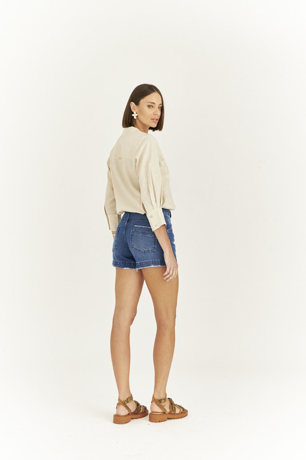 SHORT JEANS CURTO C/ FENDA LATERAL E BARRA LARGA