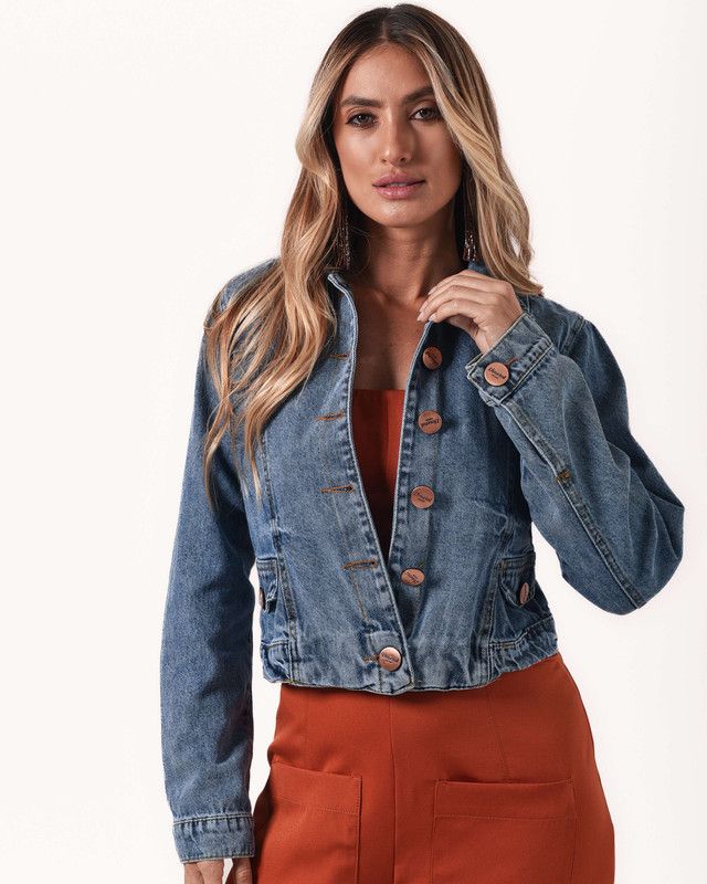 JAQUETA JEANS C/ RECORTES FRENTE E LAPELA