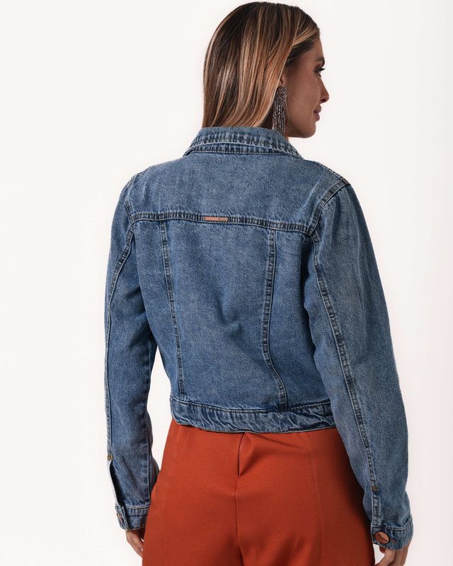 JAQUETA JEANS C/ RECORTES FRENTE E LAPELA