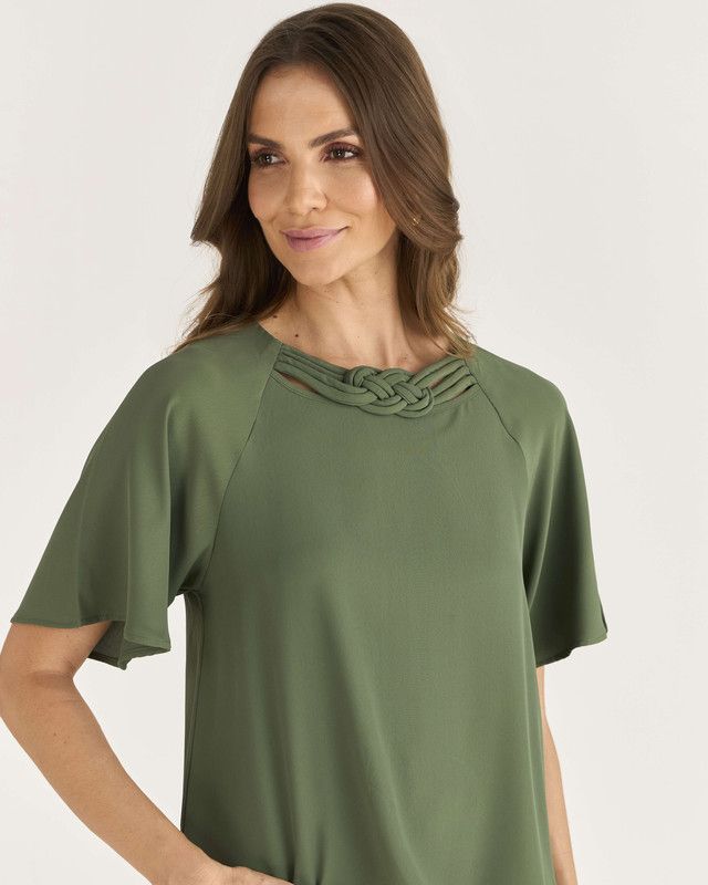 T-SHIRT EM CREPE C/ TORÇÃO NO DECOTE