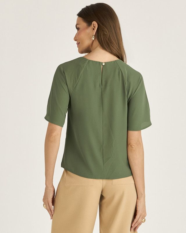T-SHIRT EM CREPE C/ TORÇÃO NO DECOTE