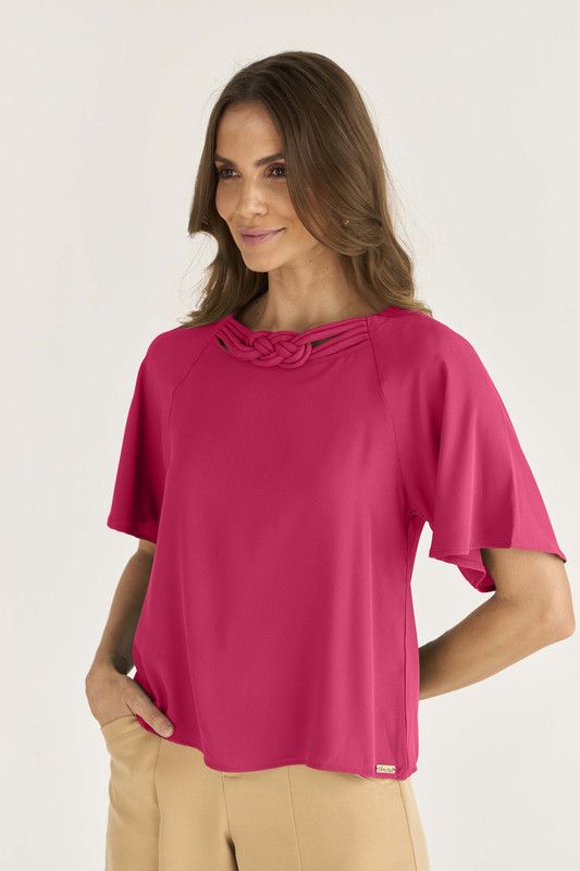 T-SHIRT EM CREPE C/ TORÇÃO NO DECOTE