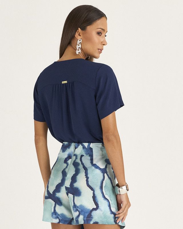 T-SHIRT EM CREPE C/ PREGAS FRENTE