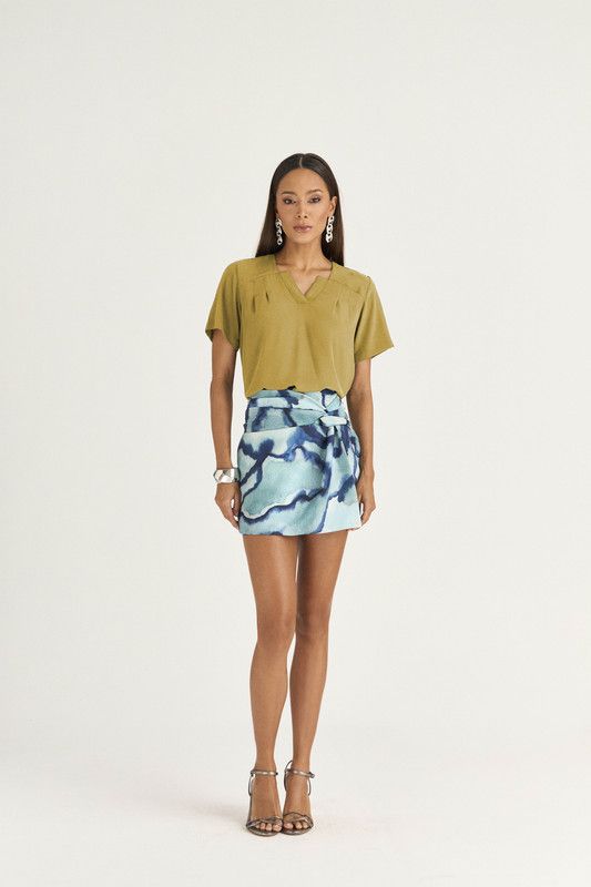 T-SHIRT EM CREPE C/ PREGAS FRENTE