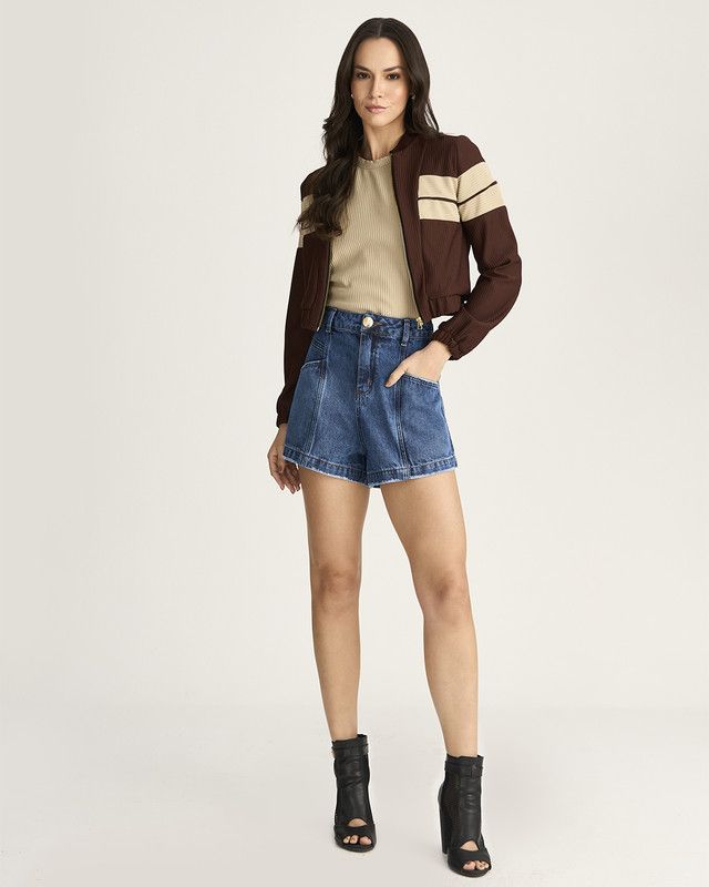 SHORT JEANS CURTO C/ BOLSO COSTA BORDADO