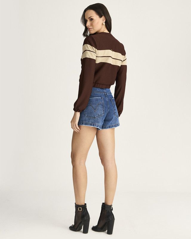 SHORT JEANS CURTO C/ BOLSO COSTA BORDADO