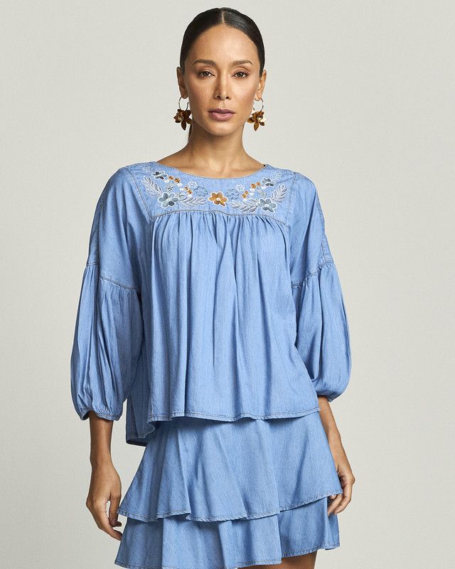 BLUSA COM BORDADO FLORAL