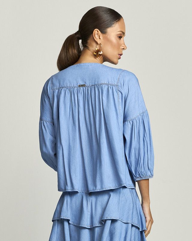BLUSA COM BORDADO FLORAL