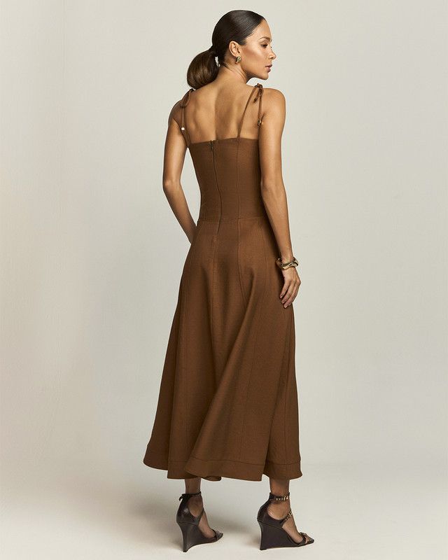 VESTIDO LONGUETE C/ RECORTES E ALÇA LAÇINHO