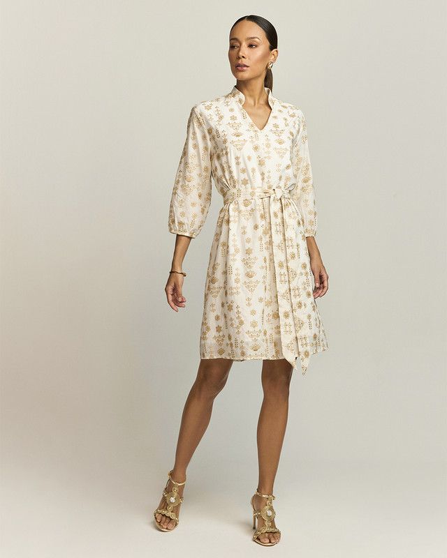 VESTIDO CURTO BORDADO FLORAL OURO C/ FAIXA