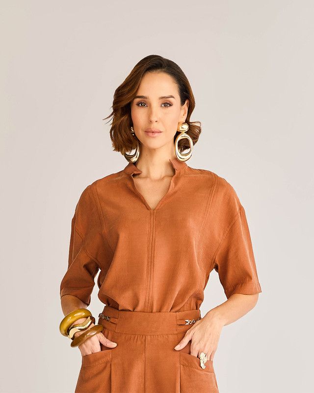 BLUSA C/ GOLA PADRE E RECORTES PESPONTADOS