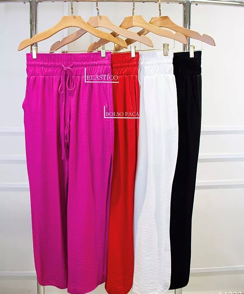 Calça com elástico largo no cós e tira ajustável.