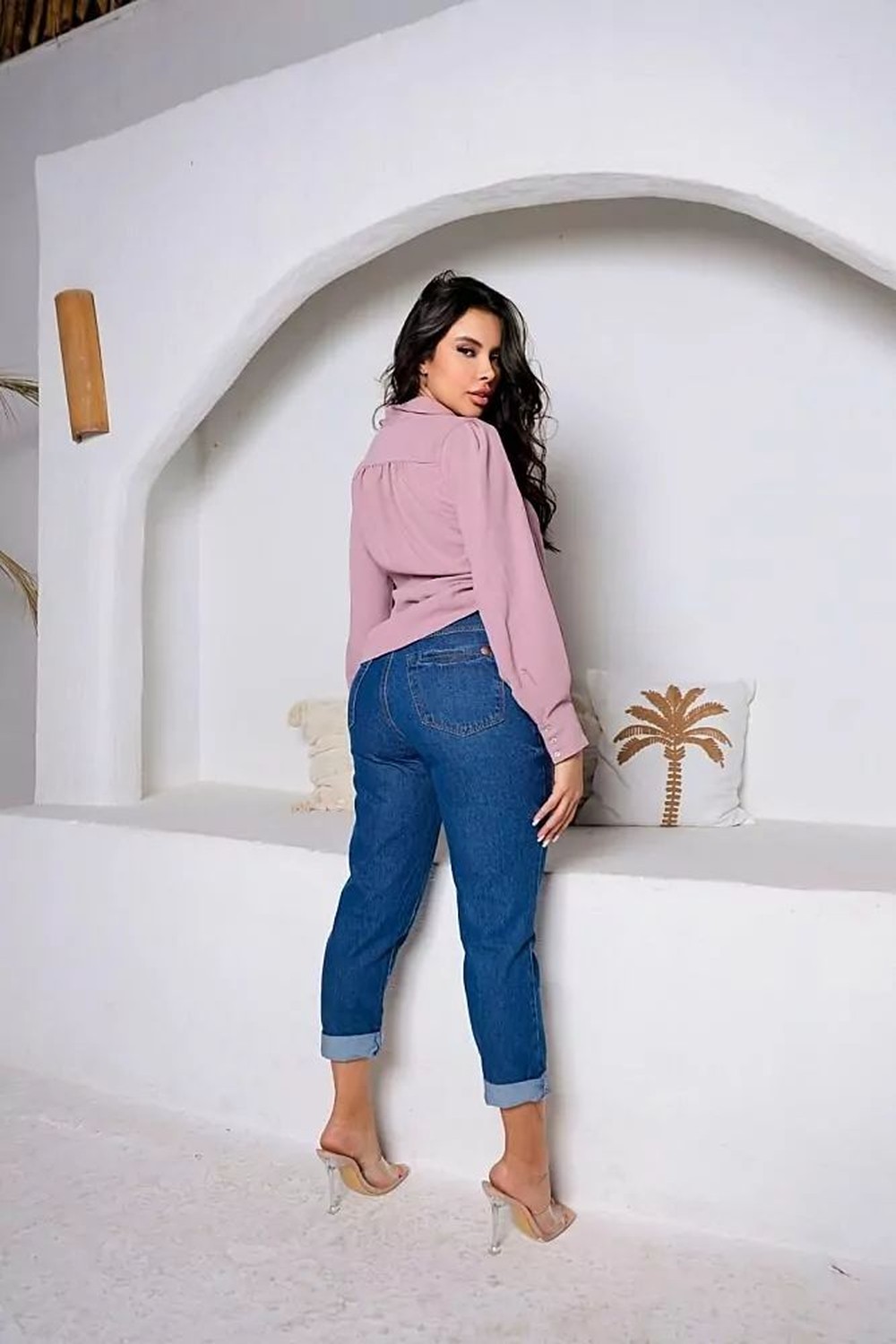 Calça mom jeans em lavagem escura