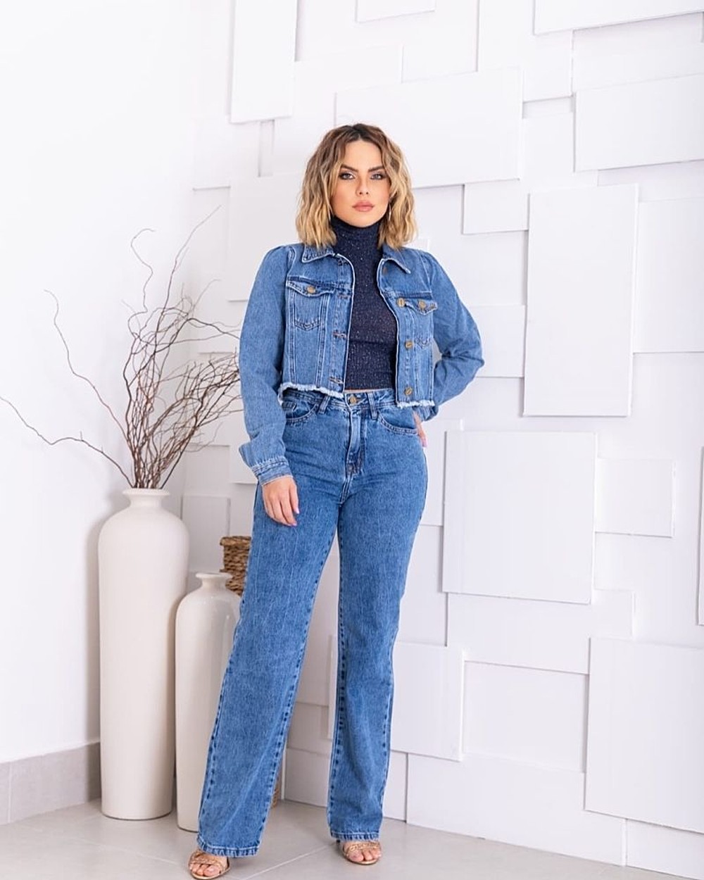 Calça jeans wide leg com lavagem clara