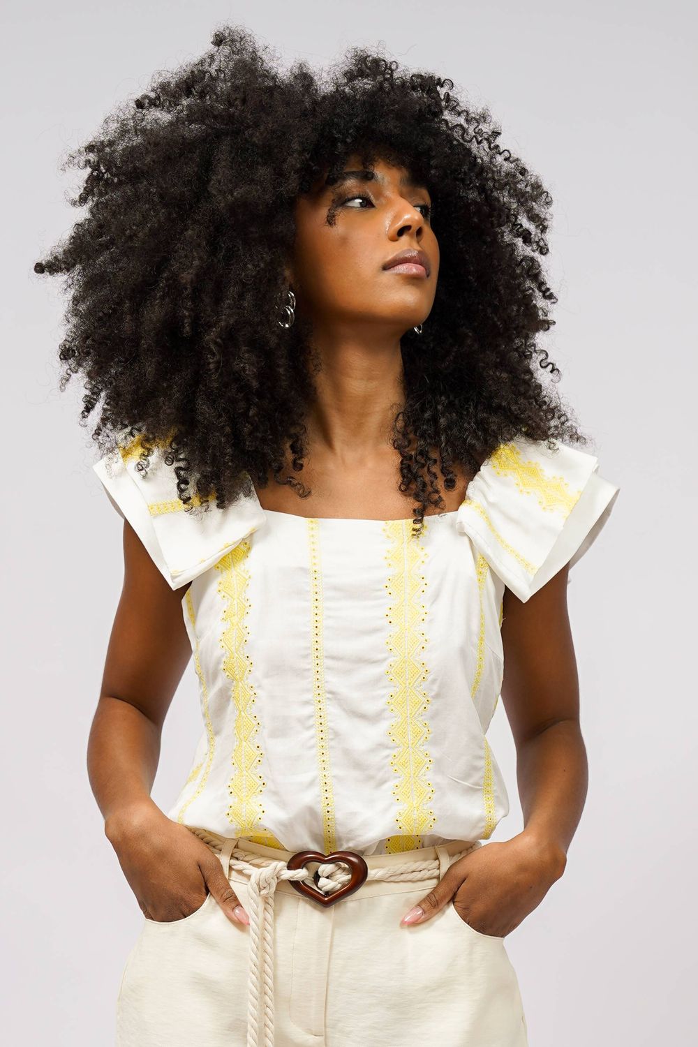 Blusa com bordado amarelo