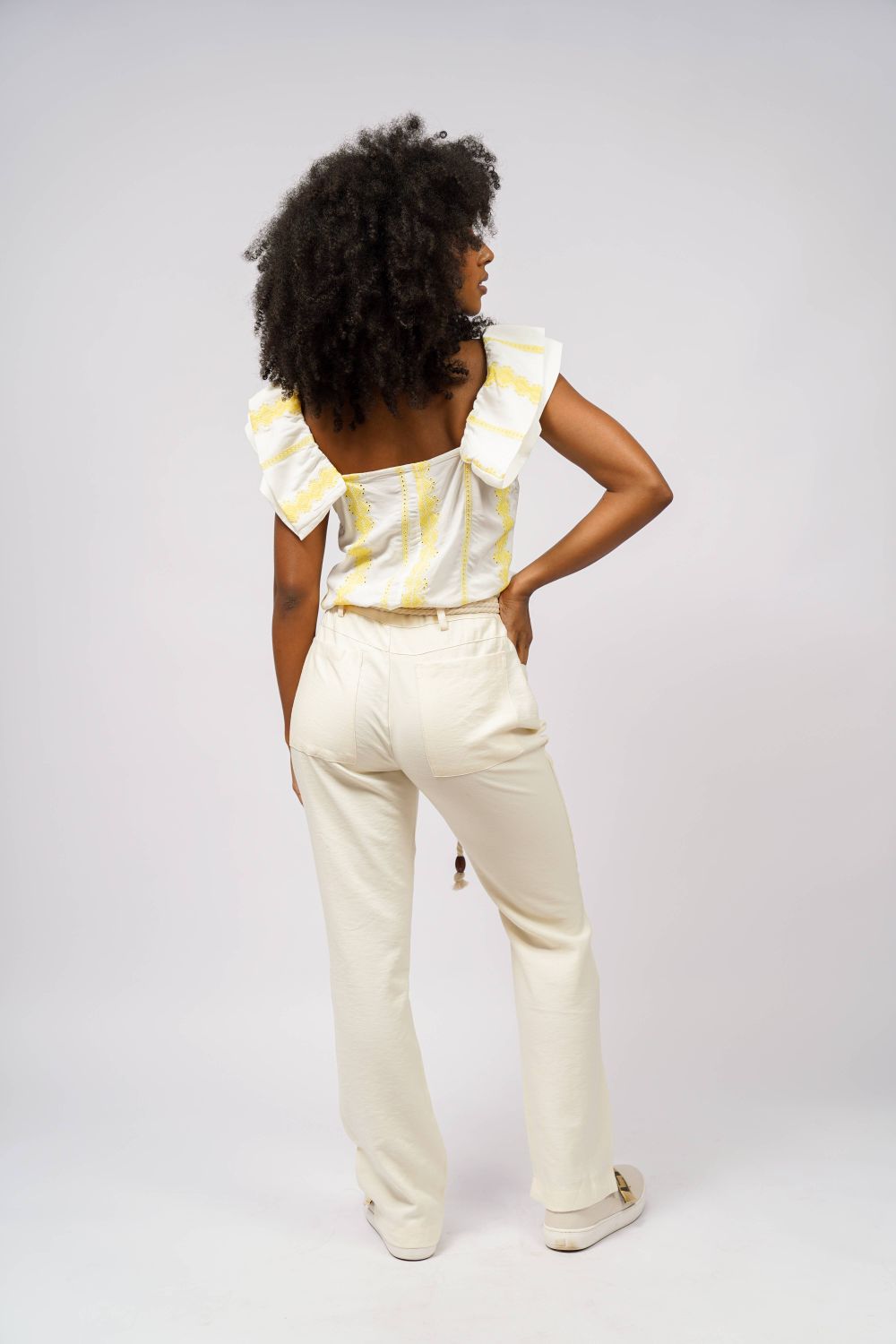 Blusa com bordado amarelo