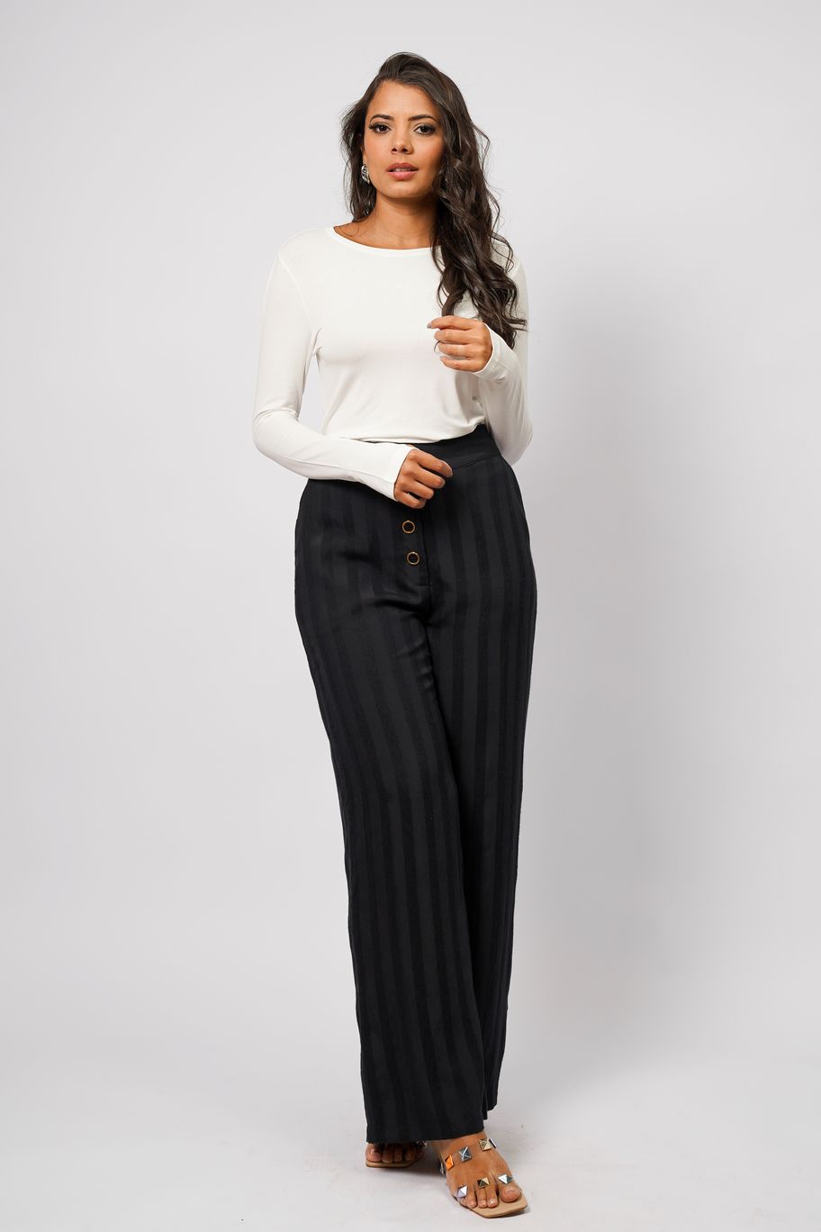 Calça pantalona cintura alta detalhe dourado botões.