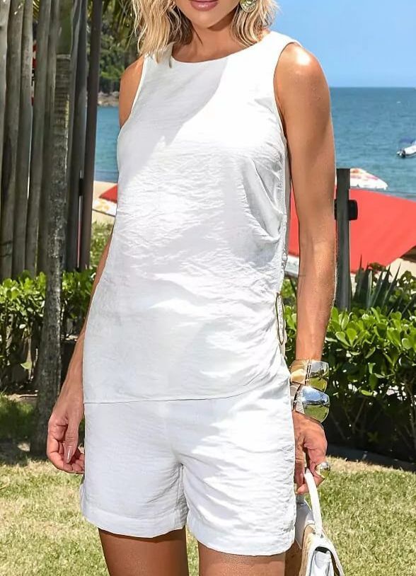 Blusa com fivela formato orgânico 