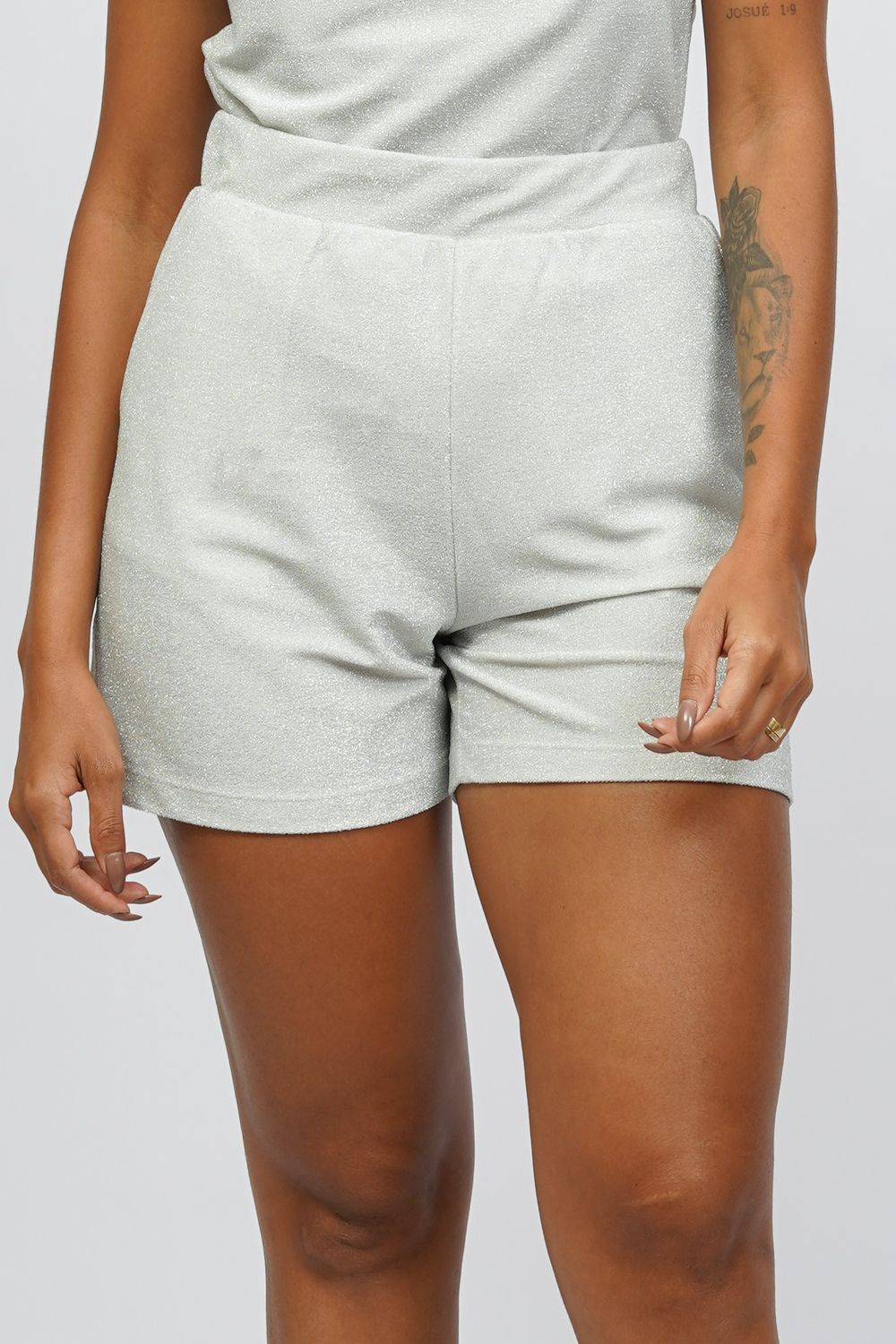 Short box em lurex com bolsos.