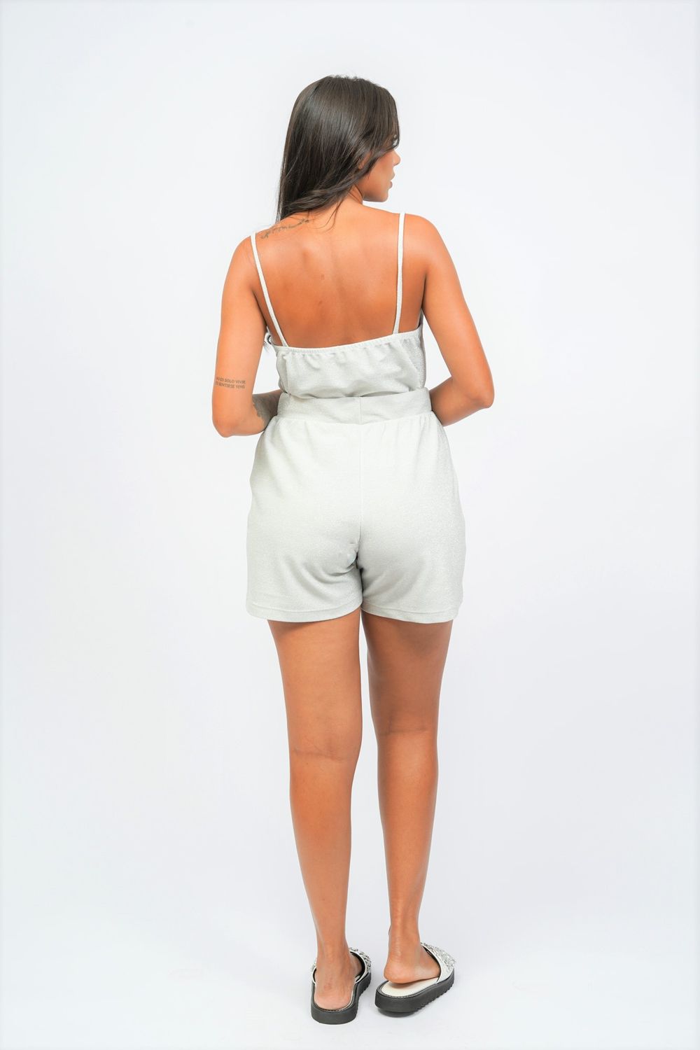 Short box em lurex com bolsos.