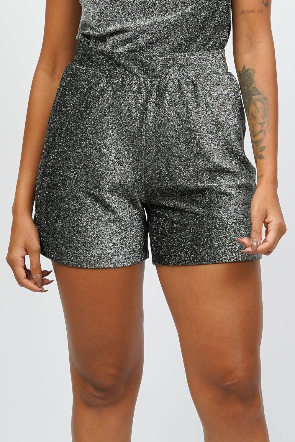 Short box em lurex com bolsos.