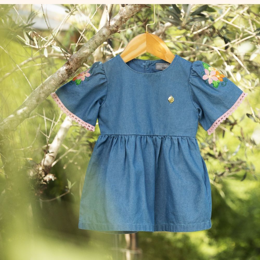 VESTIDO JEANS MANGA BORDADA  PARA BEBÊ