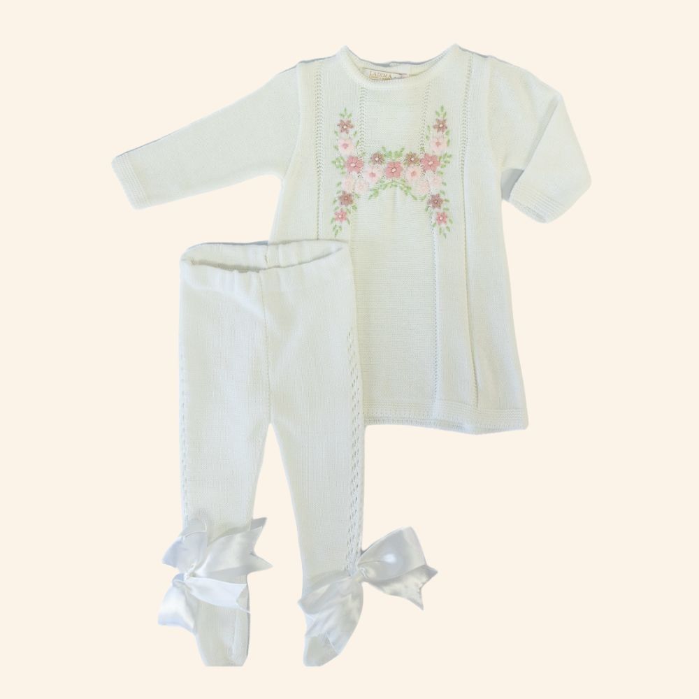VESTIDO CONJUNTO EM TRICÔ BATIZADO BORDADO FLORES E CALÇA