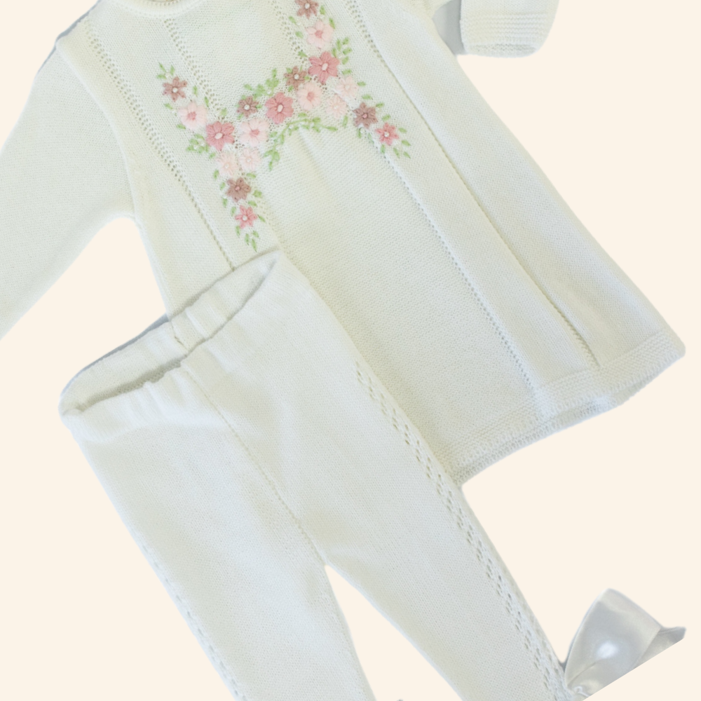 VESTIDO CONJUNTO EM TRICÔ BATIZADO BORDADO FLORES E CALÇA