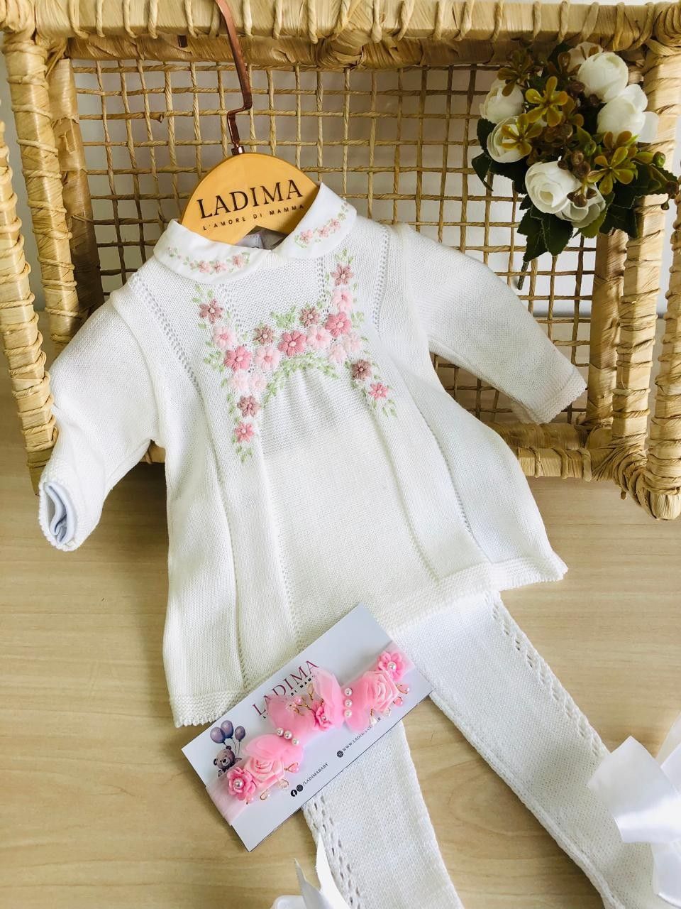 VESTIDO CONJUNTO EM TRICÔ BATIZADO BORDADO FLORES E CALÇA