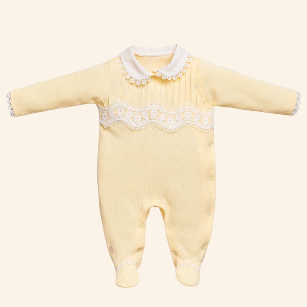 MACACÃO BEBÊ MENINA EM TRICOTIL AMARELO