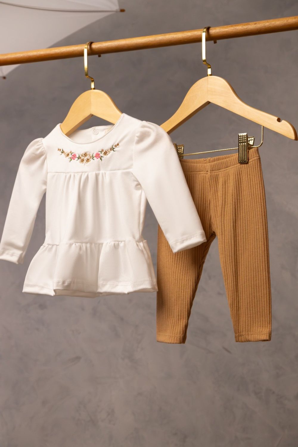 CONJUNTO BEBÊ MENINA BLUSA MANGA LONGA E CALÇA  CANELADA 