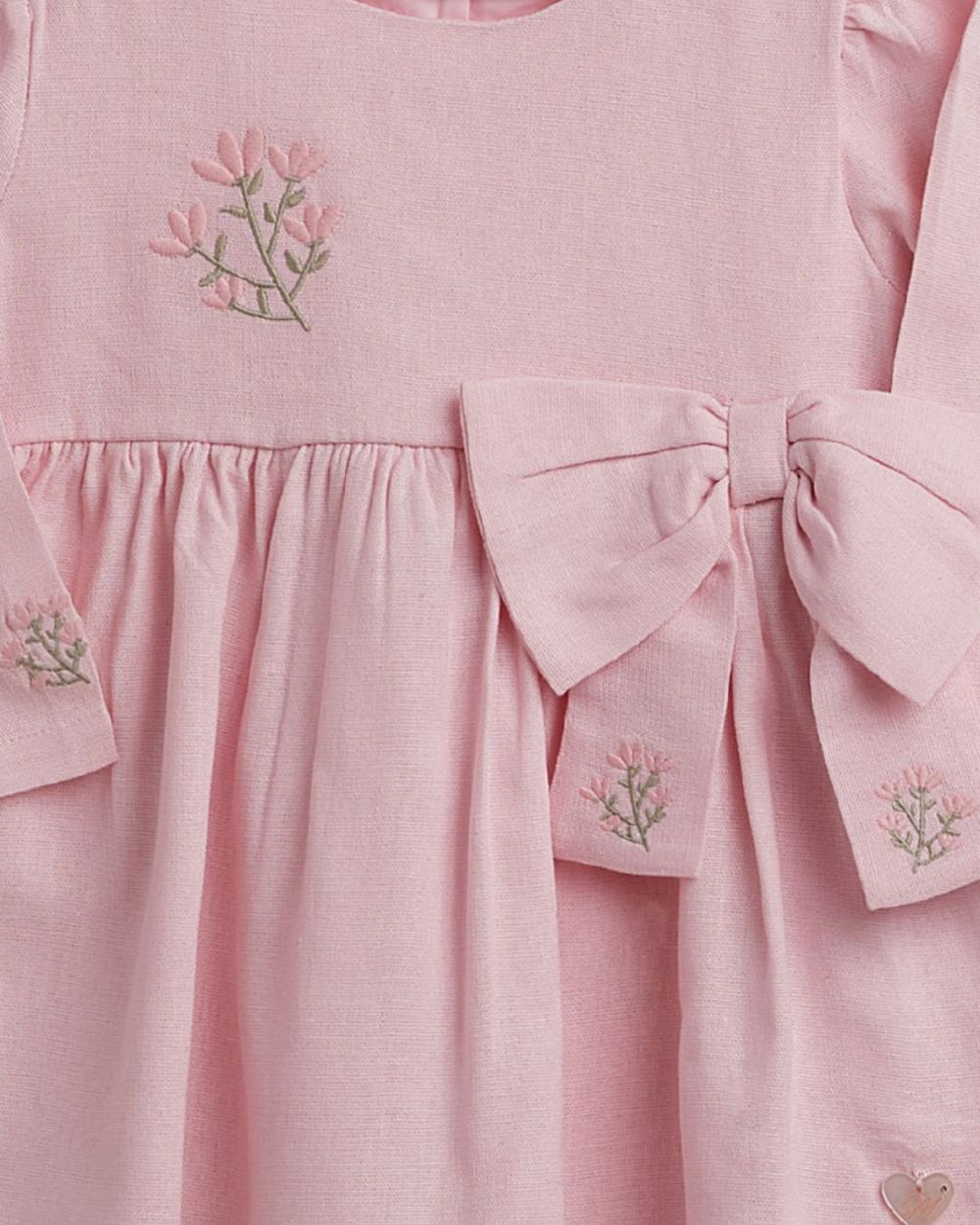 VESTIDO BEBÊ COM TAPA FRALDAS  ROSA COM BORDADO FLORAL E LAÇO