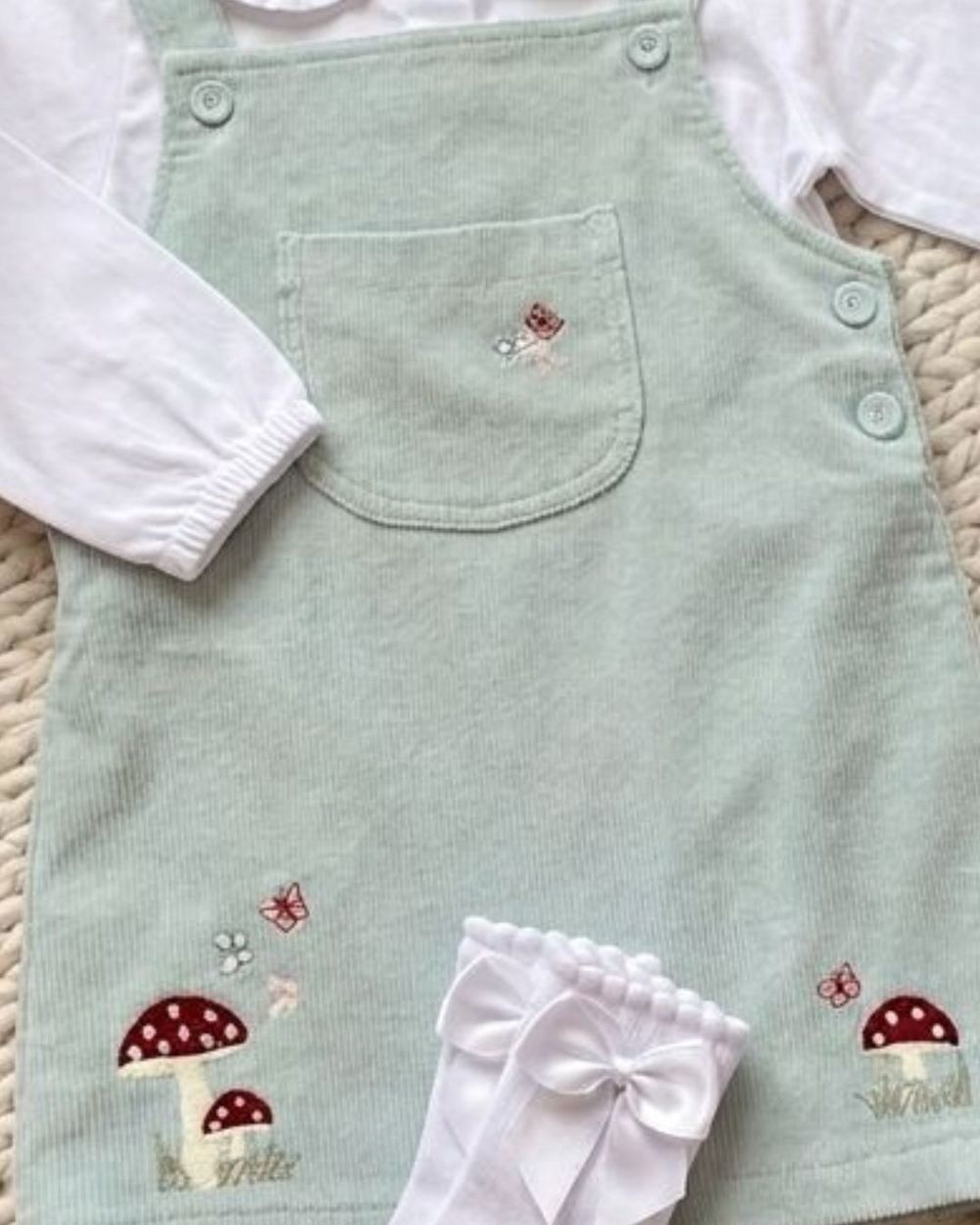 CONJUNTO BEBÊ MENINA JARDINEIRA COM BORDADOS DE COGUMELOS E BODY CAMISA