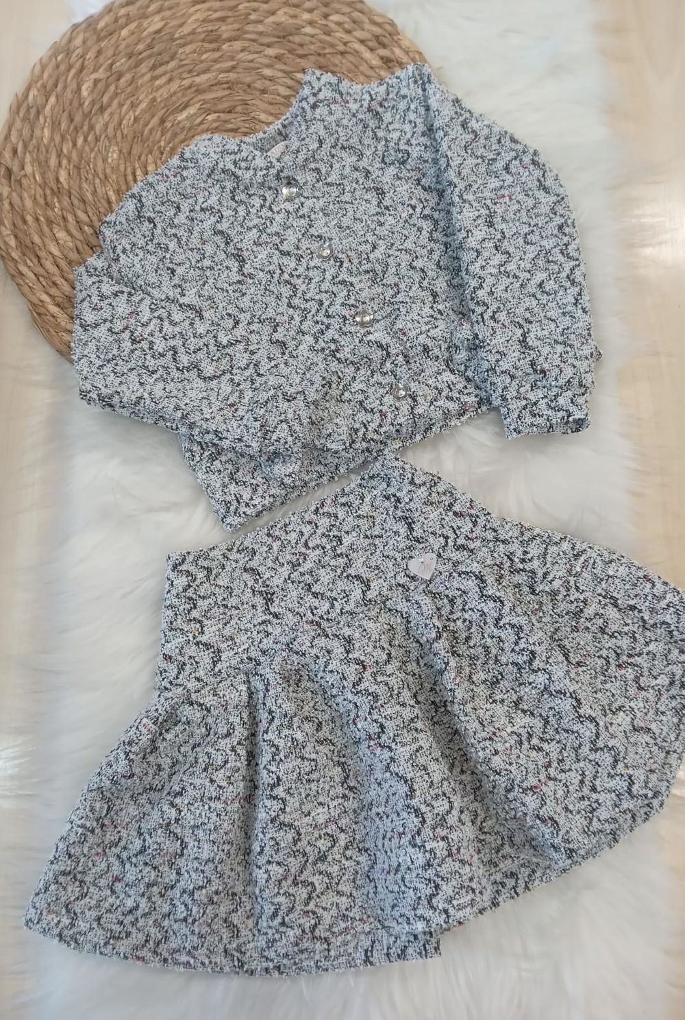 CONJUNTO INFANTIL MENINA EM TWEED BRANCO MESCLADO COM SAIA