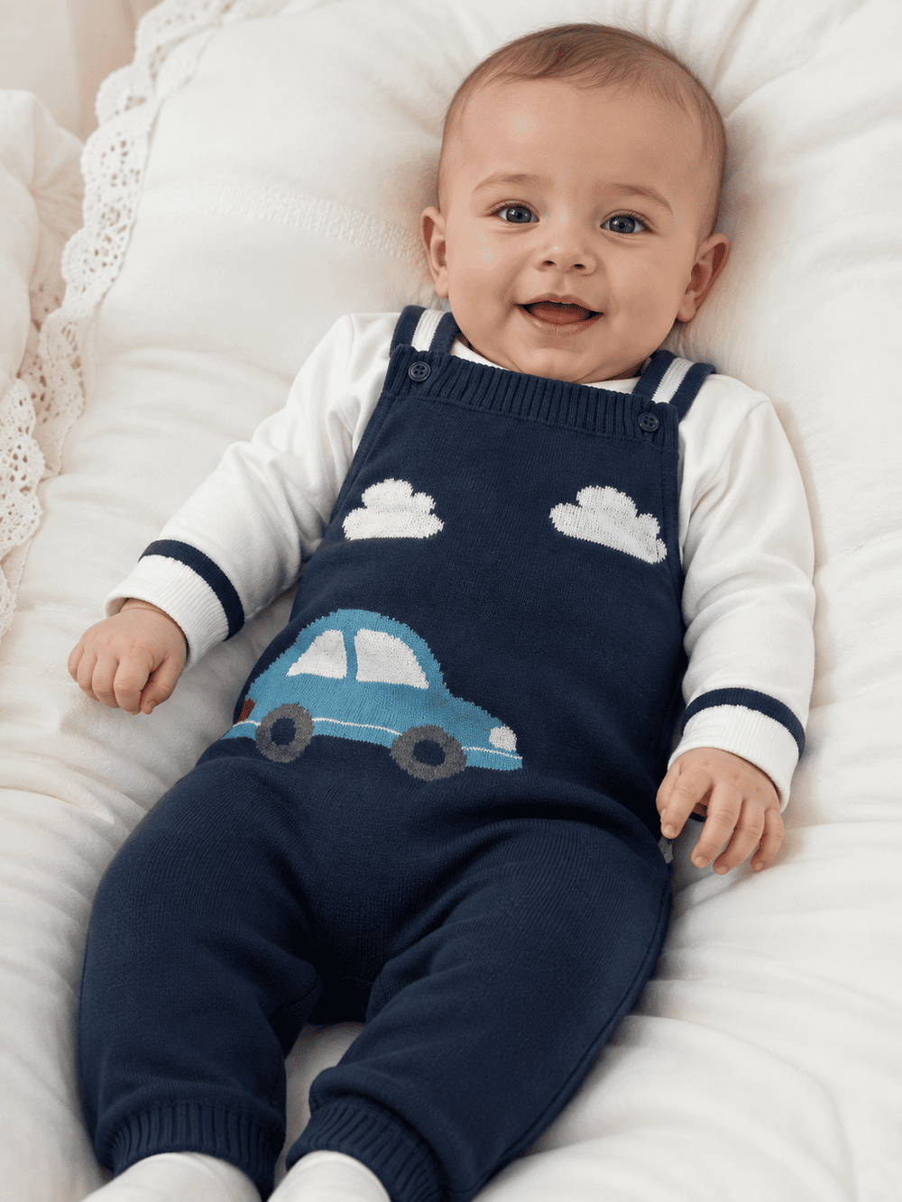 CONJUNTO JARDINEIRA BEBÊ MENINO EM TRICÔ AZUL MARINHO COM CARRO
