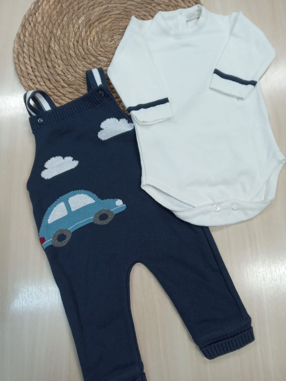 CONJUNTO JARDINEIRA BEBÊ MENINO EM TRICÔ AZUL MARINHO COM CARRO
