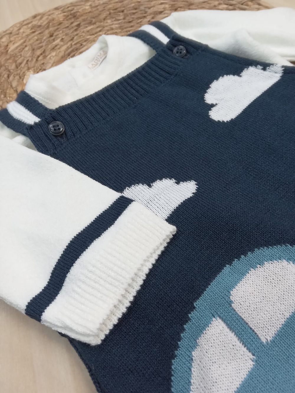 CONJUNTO JARDINEIRA BEBÊ MENINO EM TRICÔ AZUL MARINHO COM CARRO