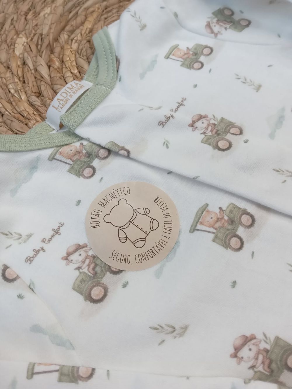 MACACÃO LONGO ESTAMPADO TRATOR COM BOTÃO MAGNÉTICO