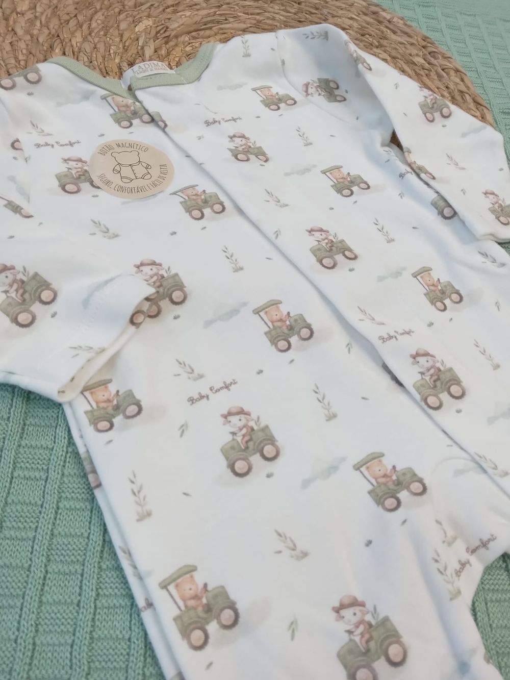 MACACÃO LONGO ESTAMPADO TRATOR COM BOTÃO MAGNÉTICO