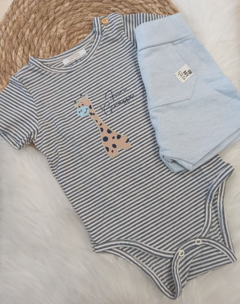 CONJUNTO BEBÊ MENINO BERMUDA E BODY LISTRADO GIRAFINHA