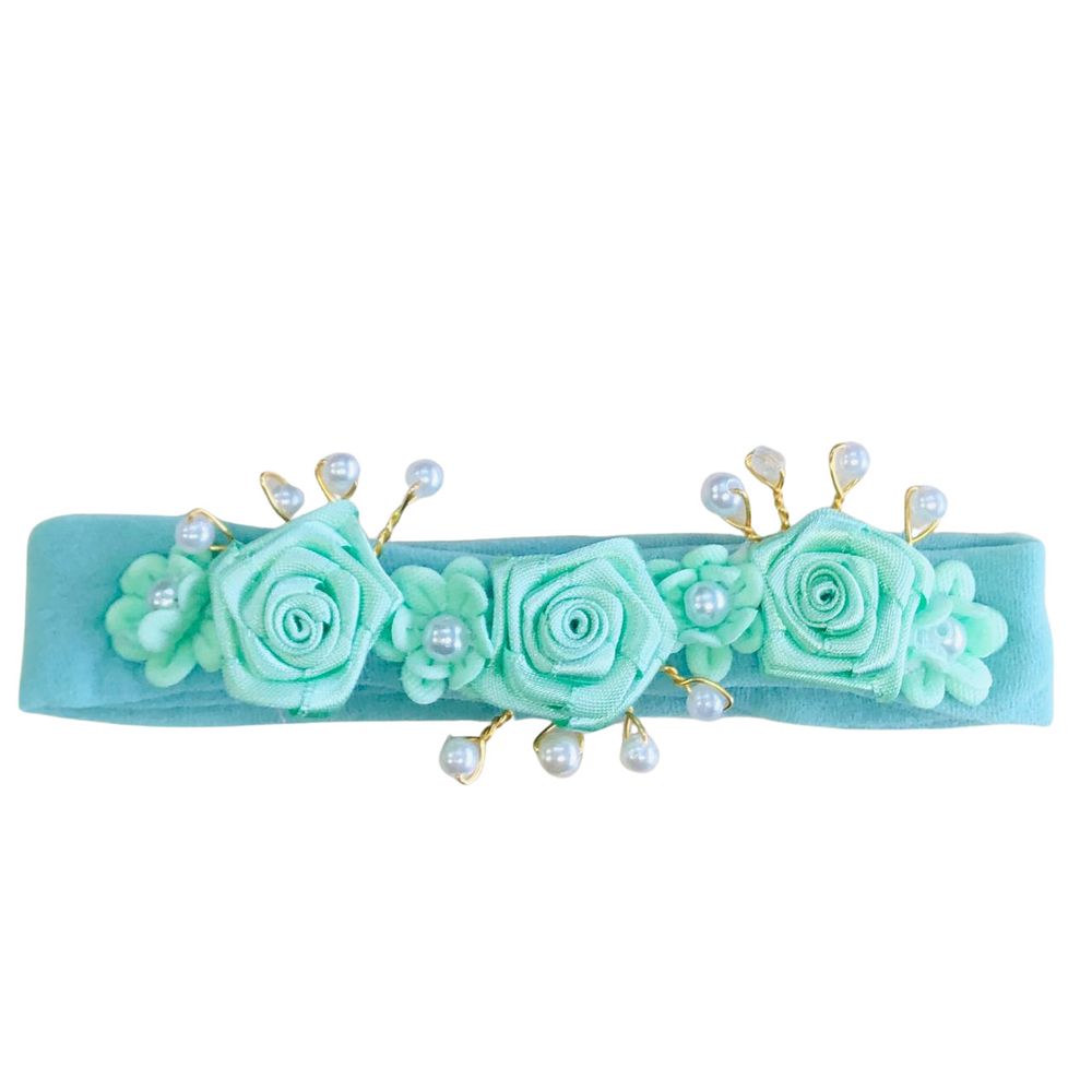 FAIXA DE CABELO BEBÊ COM FLORES EM CETIM E PÉROLAS