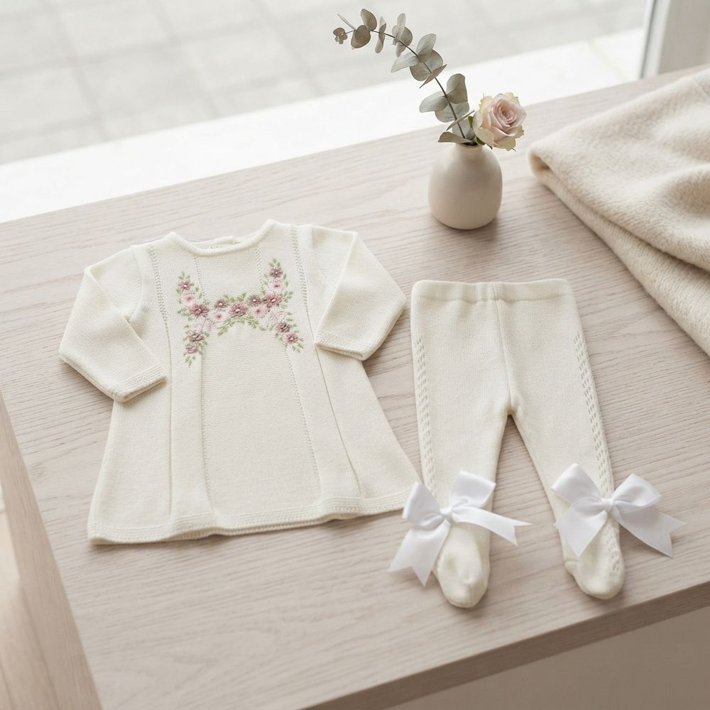 VESTIDO CONJUNTO EM TRICÔ BATIZADO BORDADO FLORES E CALÇA