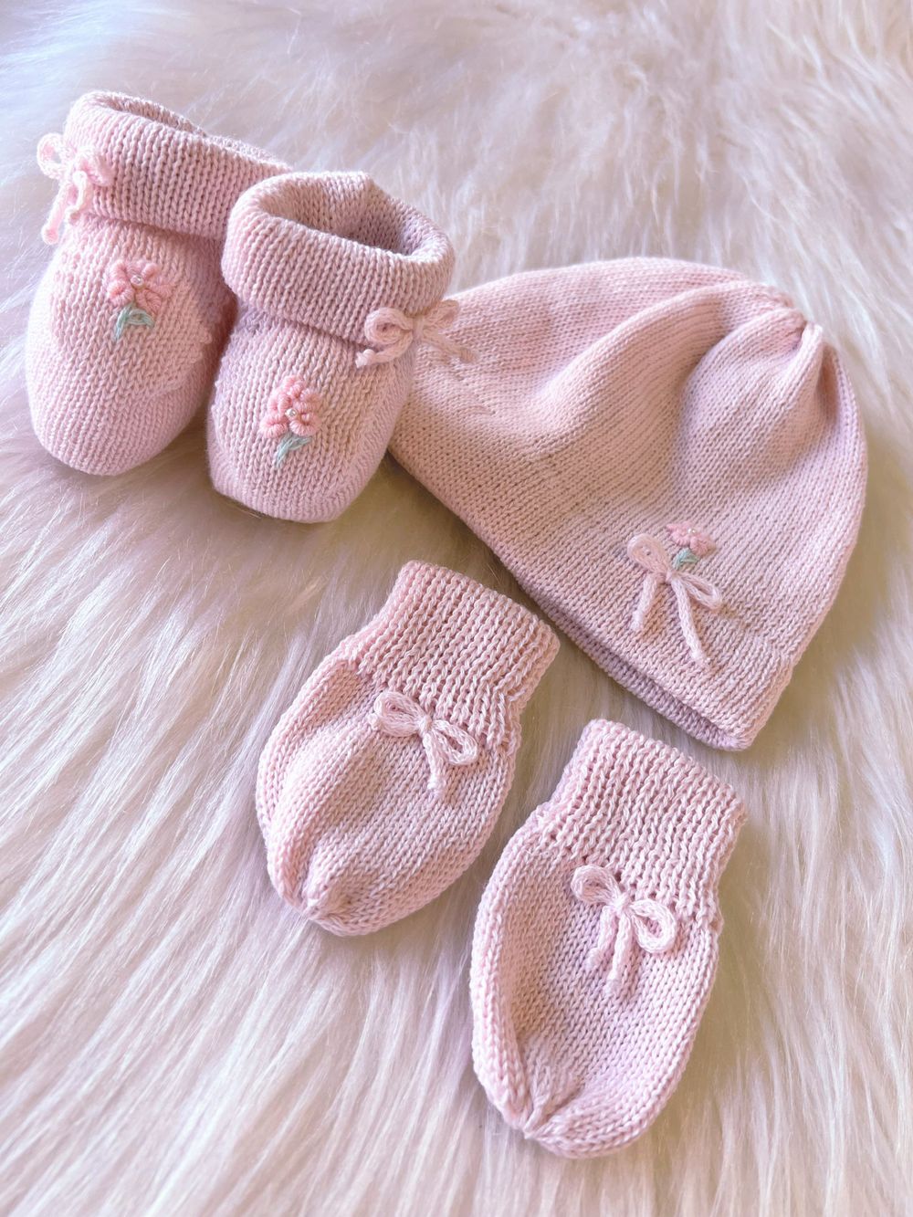 KIT GORRO LUVAS E SAPATINHO FLORA