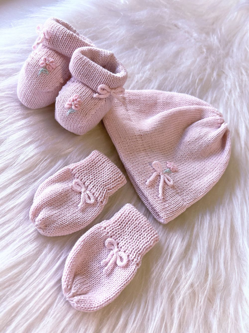 KIT GORRO LUVAS E SAPATINHO FLORA