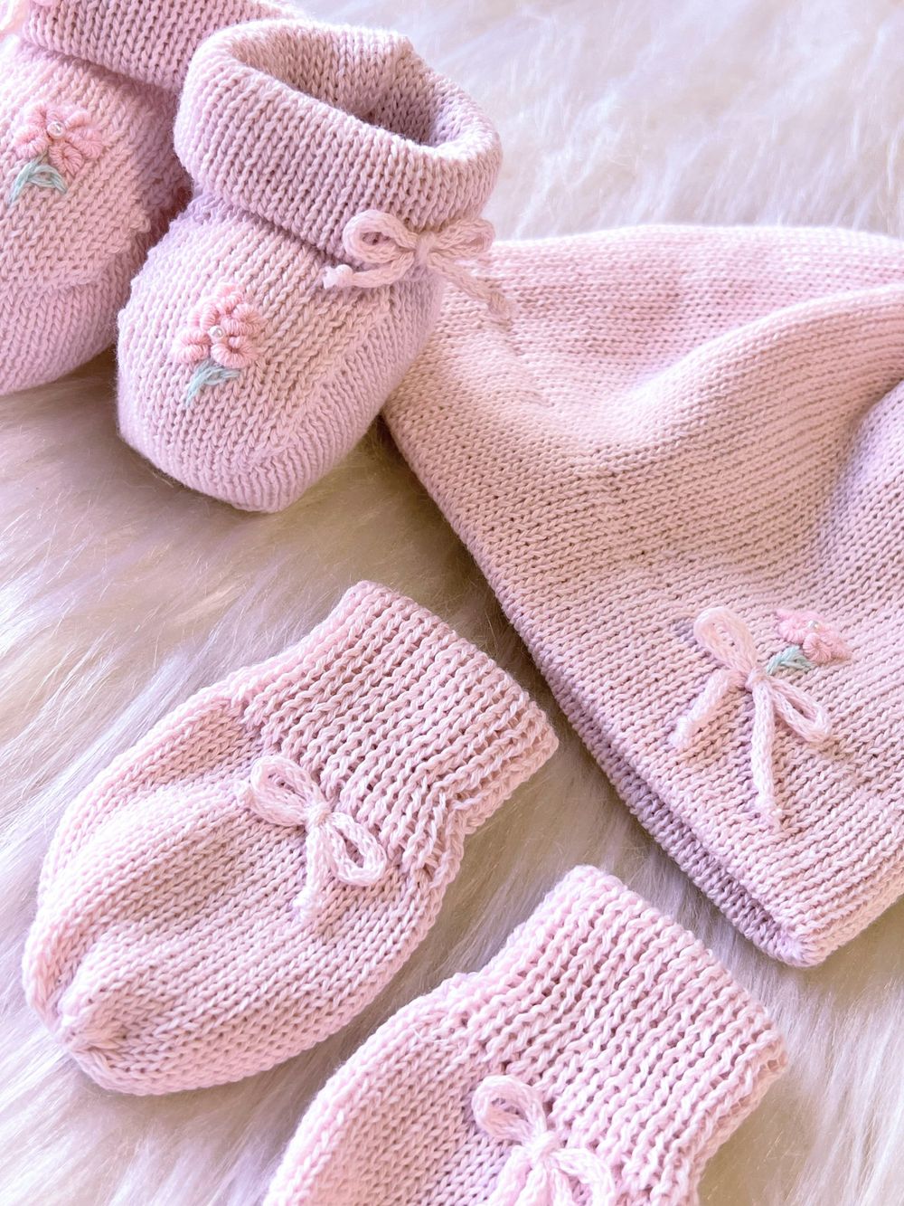 KIT GORRO LUVAS E SAPATINHO FLORA