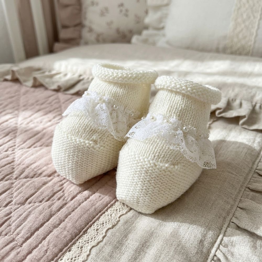 SAPATINHO BEBÊ OFF-WHITE COM RENDA E PÉROLAS