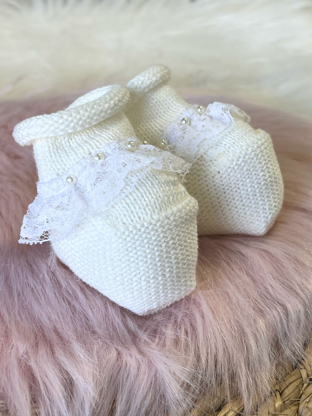 SAPATINHO BEBÊ OFF-WHITE COM RENDA E PÉROLAS