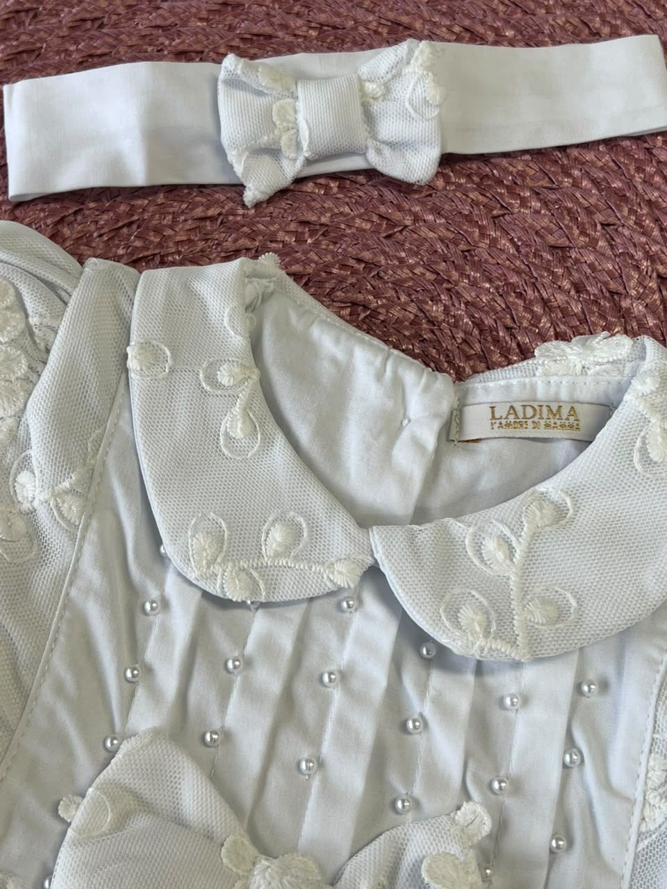 VESTIDO BEBÊ CELEBRAR KATE COM BORDADO FLORAL E TAPA-FRALDA