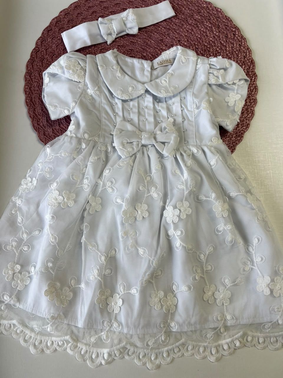 VESTIDO BEBÊ CELEBRAR KATE COM BORDADO FLORAL E TAPA-FRALDA